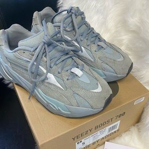 Yezzy 700 V2 Hospital Blue
